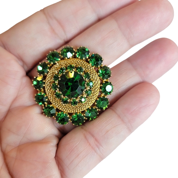Vintage Signed WEISS Emerald Rhinestone Brooch 1950s Filigree Dome Gold Tone - Picture 6 of 7